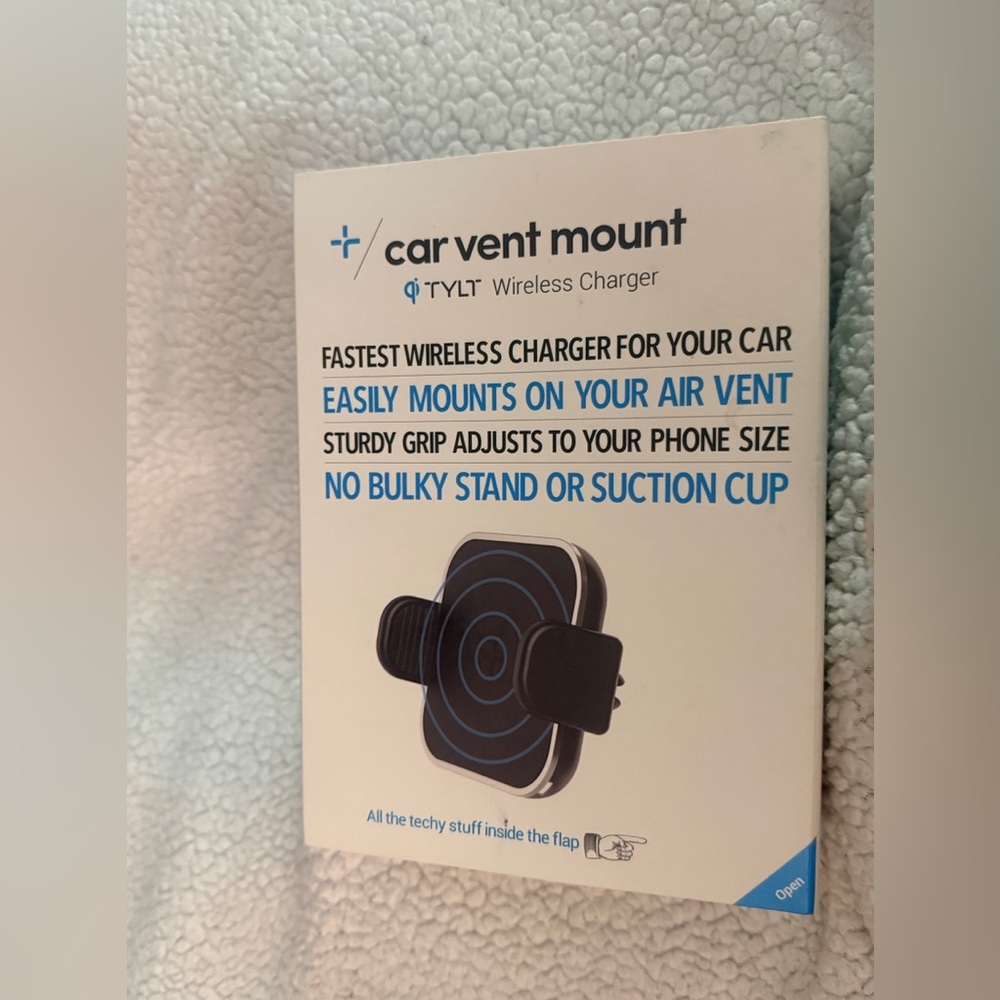 ** Brand new ** TYLT Car Vent Mount Fast Charger